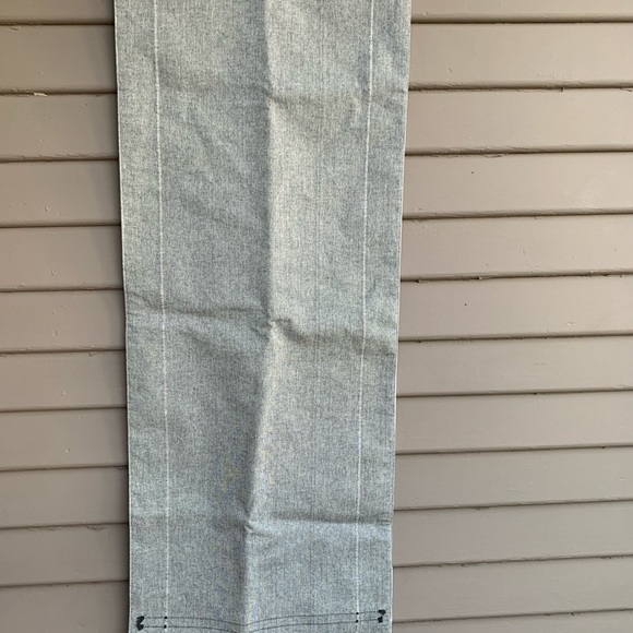 Heart and hand with magnolia table runner - Picture 4 of 8